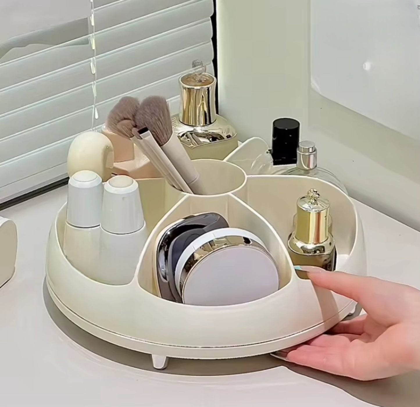 7 Compartments Rotating Large Capacity Cosmetics Tray