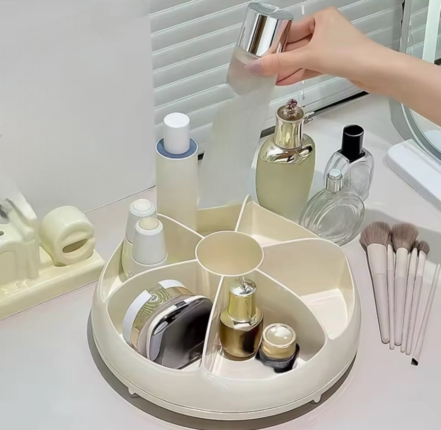7 Compartments Rotating Large Capacity Cosmetics Tray