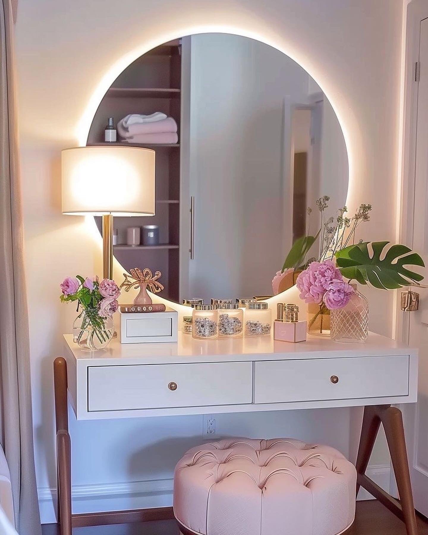 LED Warm Light Round Vanity Mirror (18 by 18 Inches)